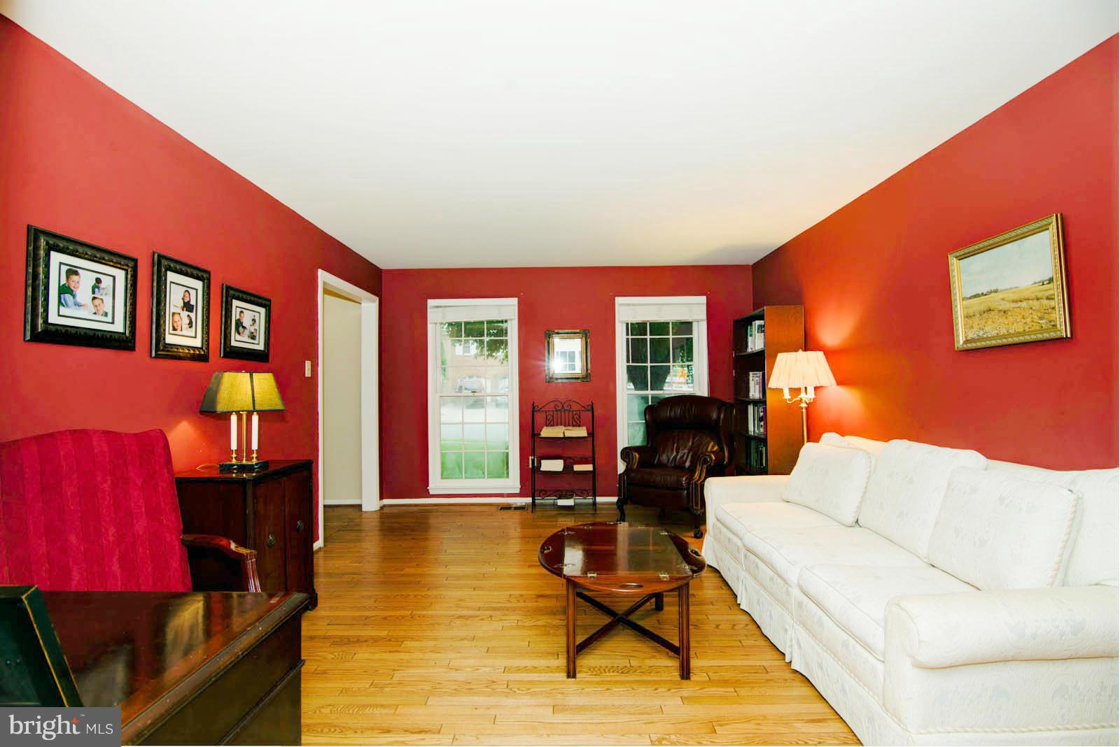 9830 Natick Road Burke, VA 22015 - Photo 4 of 25 Living Room