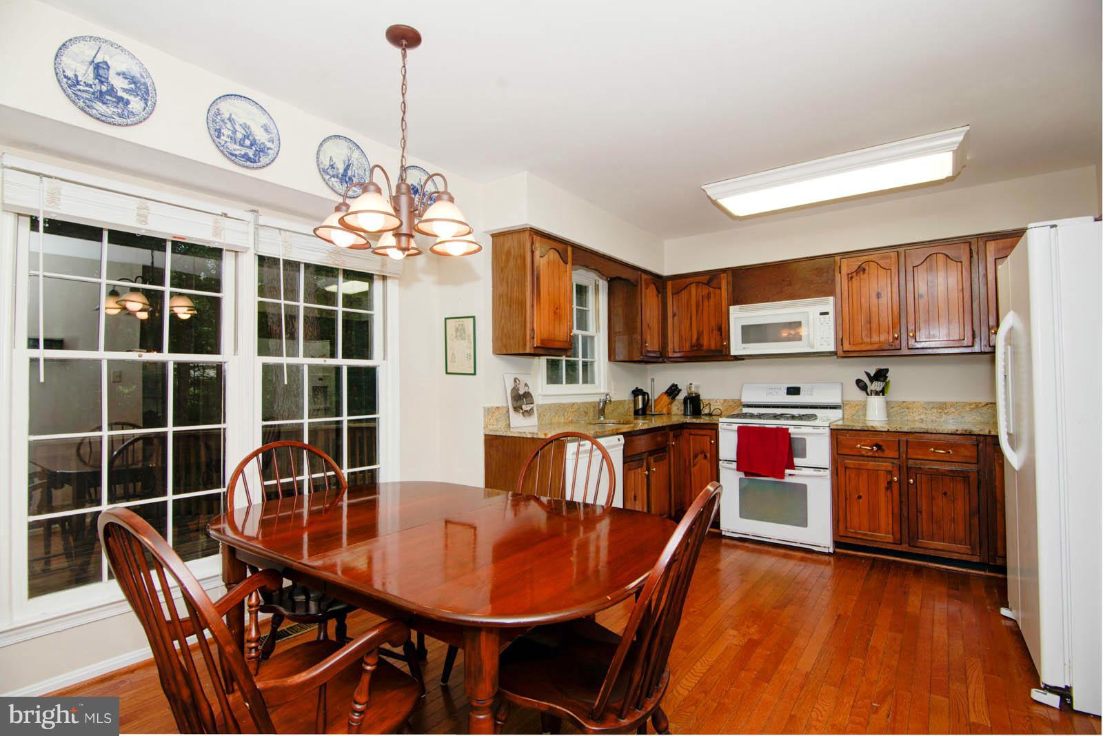 9830 Natick Road Burke, VA 22015 - Photo 6 of 25 Kitchen/Breakfast Nook
