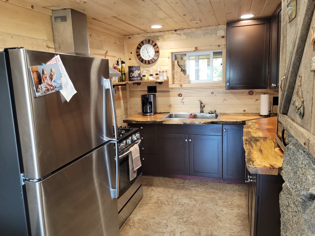 1511 West Mountain Road Cascade, ID 83611 - Photo 14 of 45 Bright and cherry kitchen