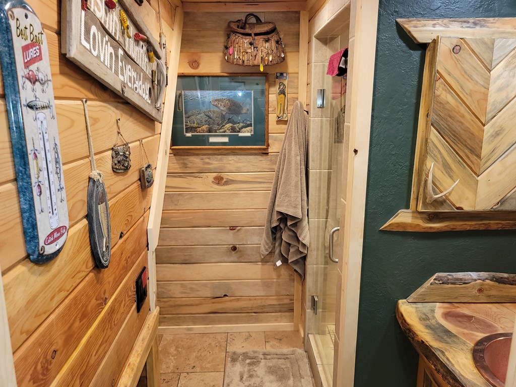 1511 West Mountain Road Cascade, ID 83611 - Photo 22 of 45 Walk in shower