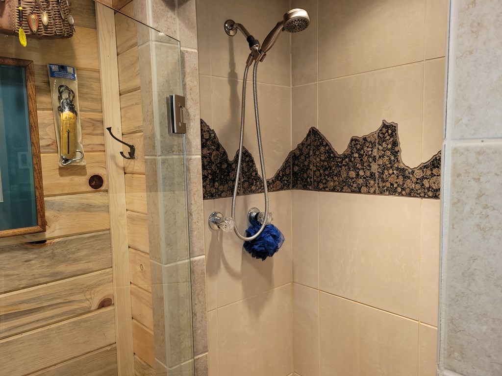 1511 West Mountain Road Cascade, ID 83611 - Photo 23 of 45 Seller says the shower is awesome!