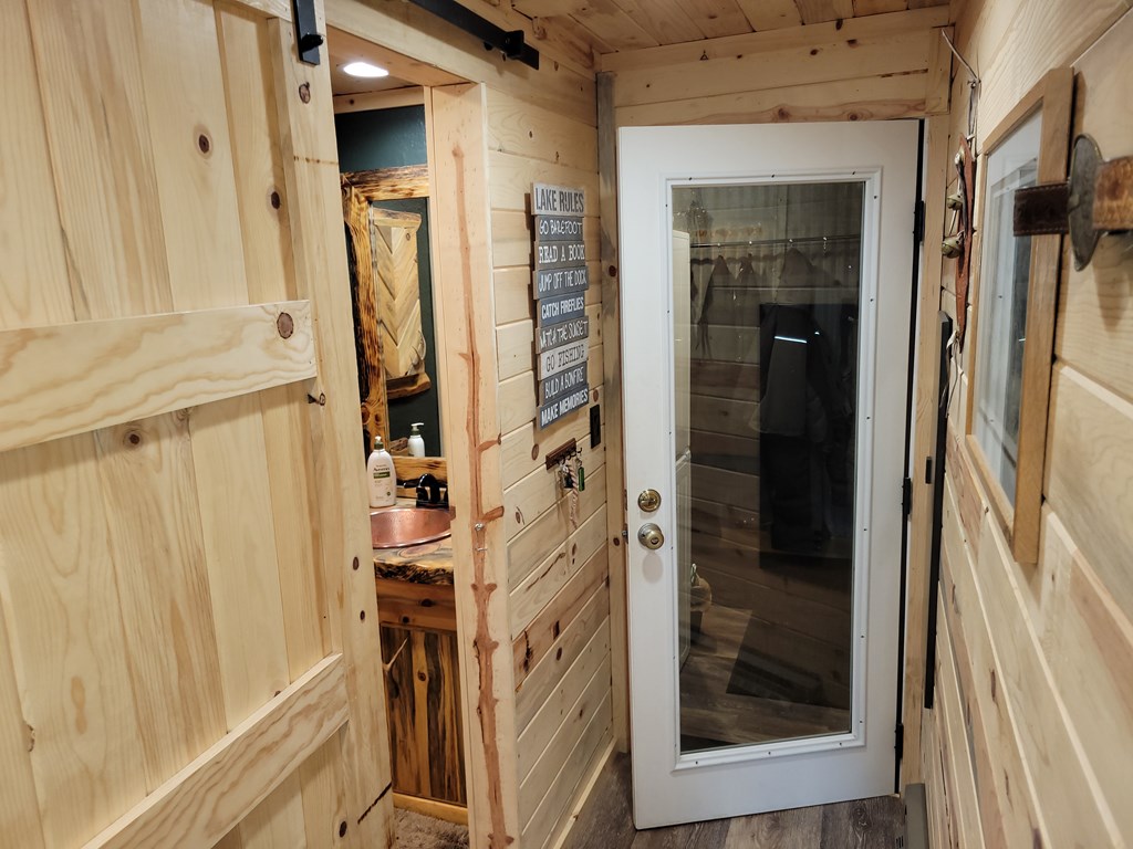 1511 West Mountain Road Cascade, ID 83611 - Photo 33 of 45 Hallway