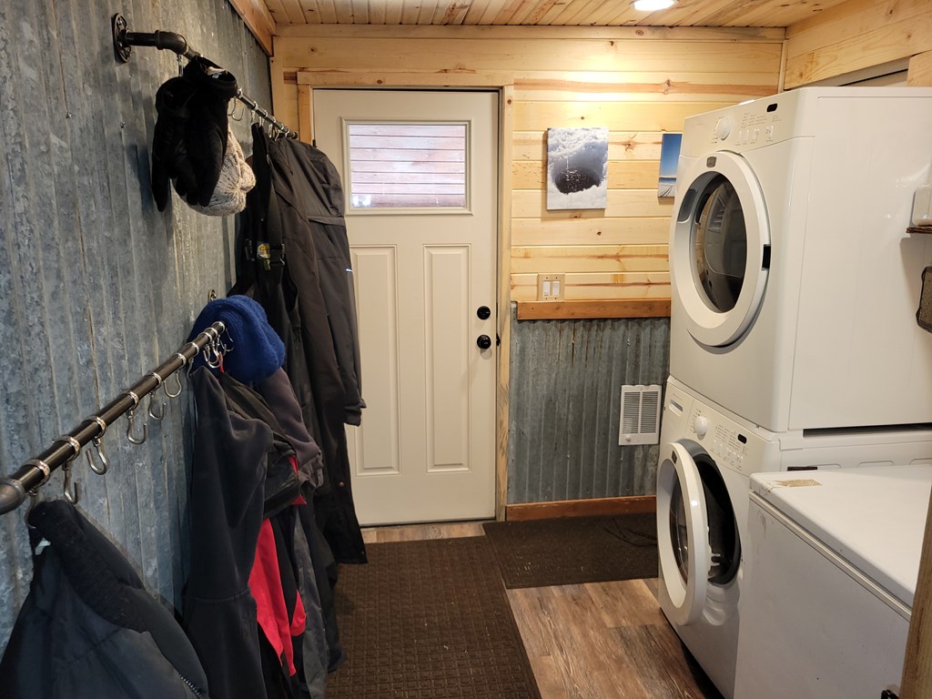 1511 West Mountain Road Cascade, ID 83611 - Photo 36 of 45 Washer/dryer included