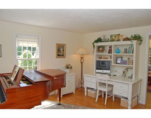 9 Carroll Manor Road Grafton, MA 01536 - Photo 8 of 28 Gallery Image 8