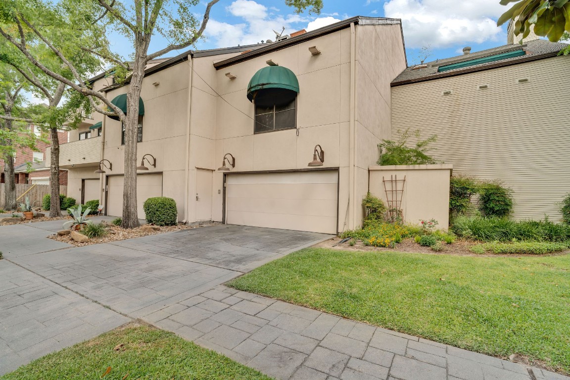 5084 Augusta Street Houston, TX 77007 - Photo 2 of 43 a view of a back yard of the house