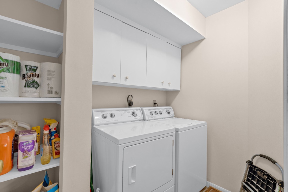 5084 Augusta Street Houston, TX 77007 - Photo 23 of 43 a utility room with dryer and washer