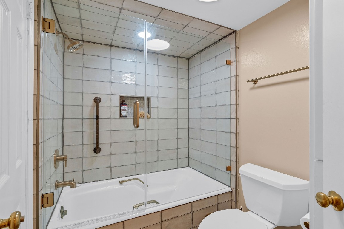 5084 Augusta Street Houston, TX 77007 - Photo 25 of 43 a bathroom with a sink toilet and shower