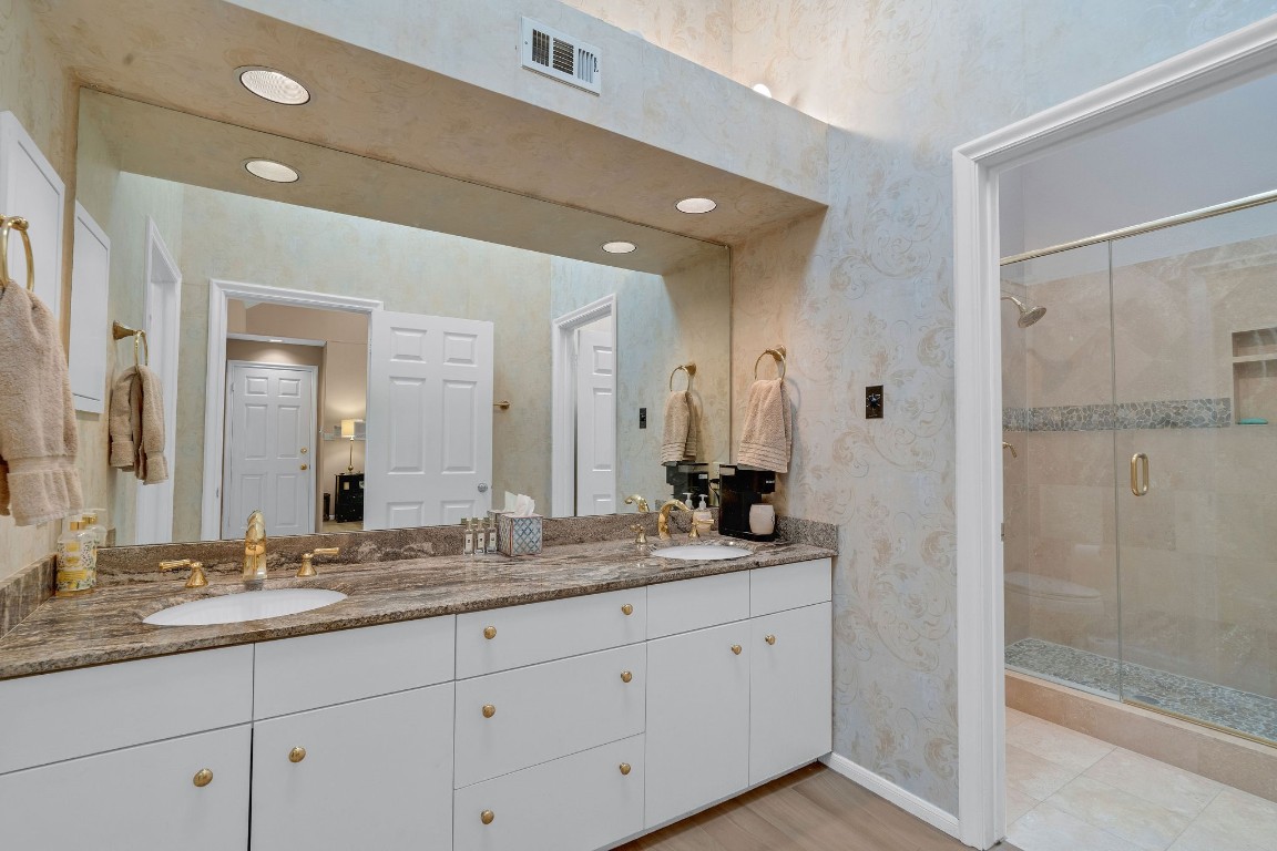 5084 Augusta Street Houston, TX 77007 - Photo 36 of 43 a bathroom with double sink and a mirror
