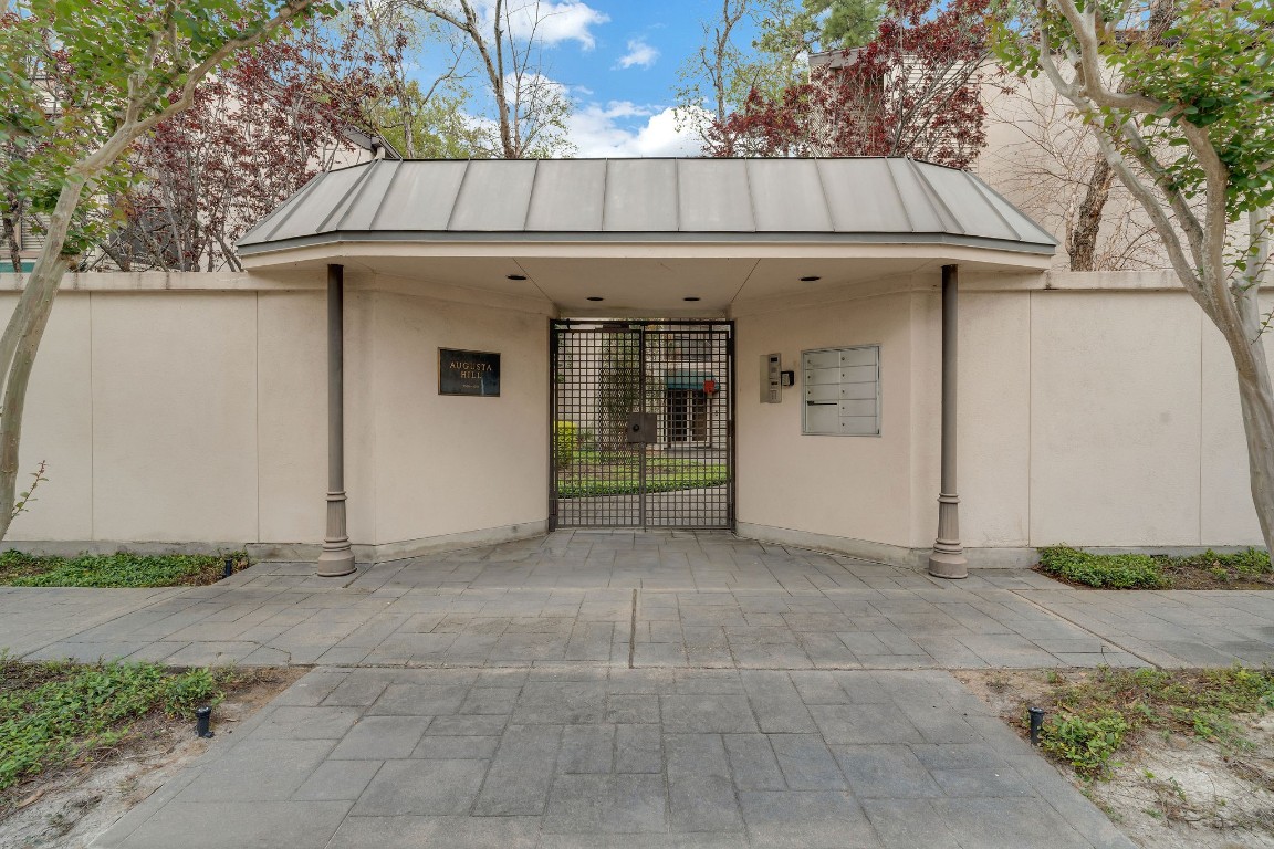 5084 Augusta Street Houston, TX 77007 - Photo 4 of 43 a view of a white house