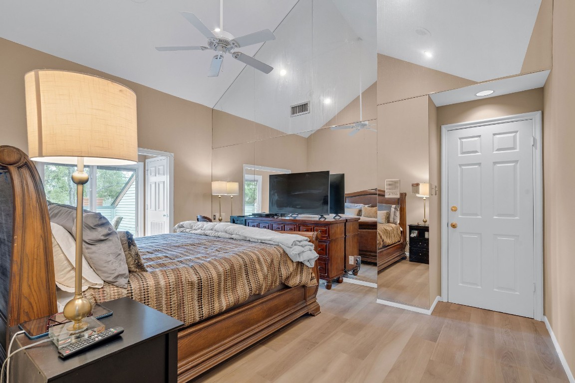 5084 Augusta Street Houston, TX 77007 - Photo 41 of 43 a bedroom with a bed and a flat screen tv