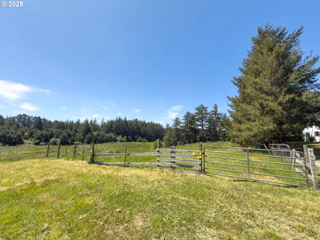 $820,000 | 48970 Highway 101, Bandon, OR 97411