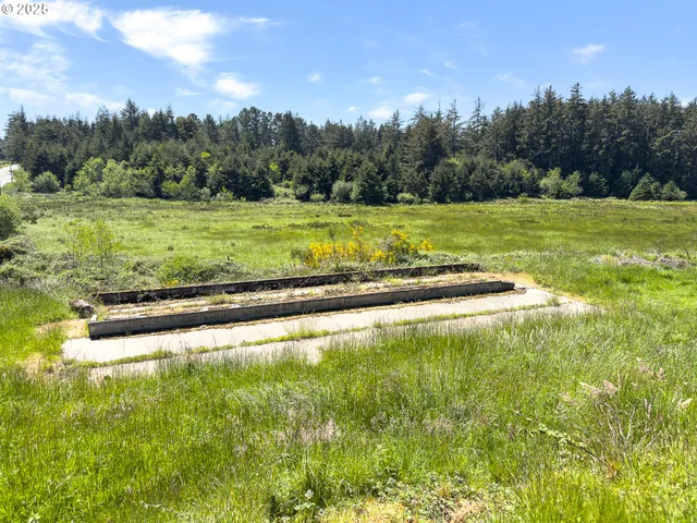 $820,000 | 48970 Highway 101, Bandon, OR 97411