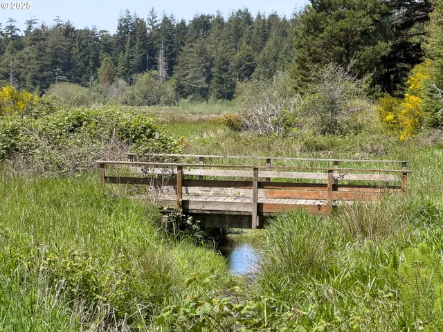 $820,000 | 48970 Highway 101, Bandon, OR 97411