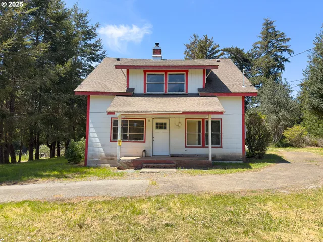 $820,000 | 48970 Highway 101, Bandon, OR 97411