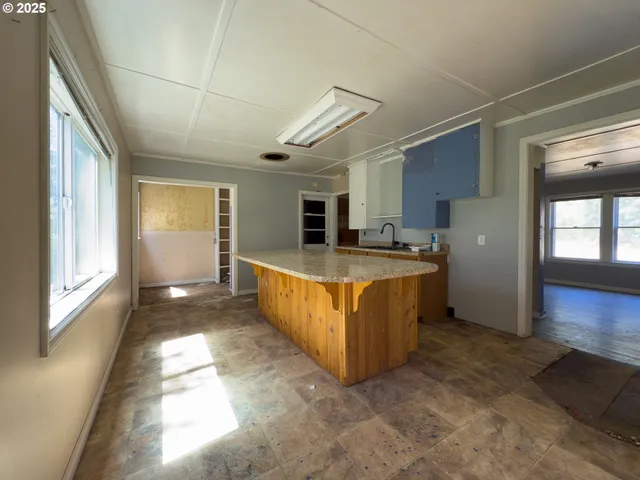 $820,000 | 48970 Highway 101, Bandon, OR 97411