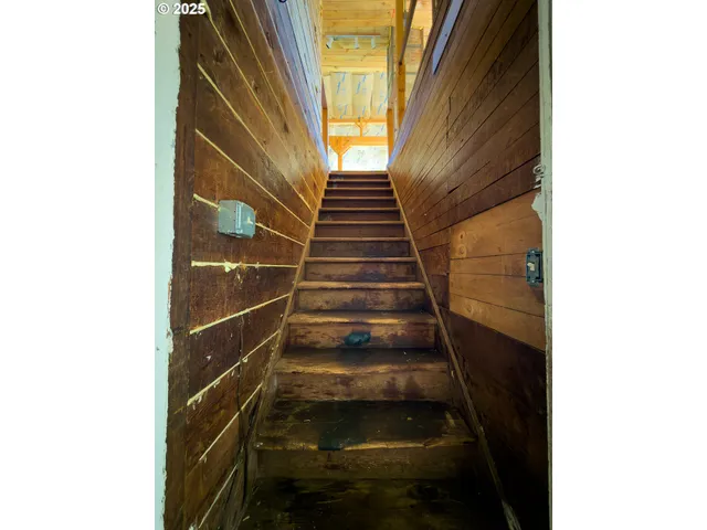 $820,000 | 48970 Highway 101, Bandon, OR 97411