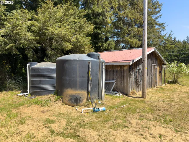 $820,000 | 48970 Highway 101, Bandon, OR 97411