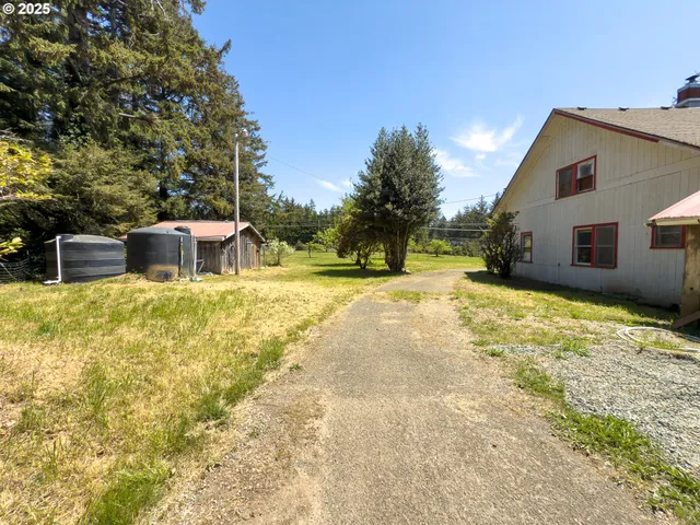 $820,000 | 48970 Highway 101, Bandon, OR 97411