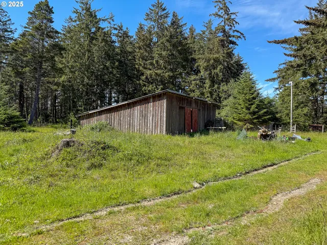 $820,000 | 48970 Highway 101, Bandon, OR 97411