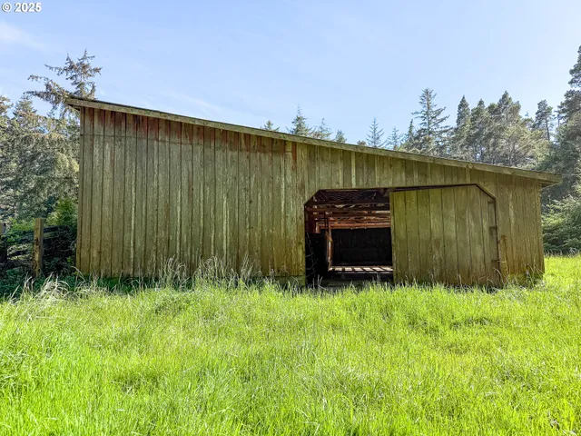 $820,000 | 48970 Highway 101, Bandon, OR 97411