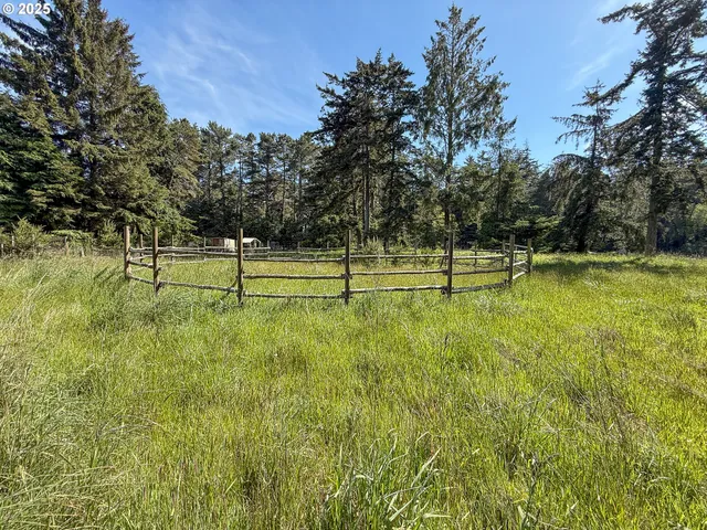 $820,000 | 48970 Highway 101, Bandon, OR 97411