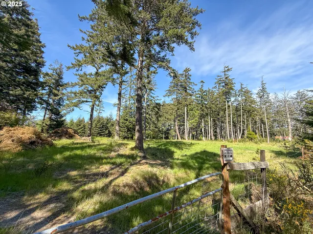 $820,000 | 48970 Highway 101, Bandon, OR 97411