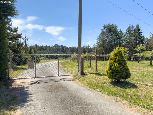 $820,000 | 48970 Highway 101, Bandon, OR 97411
