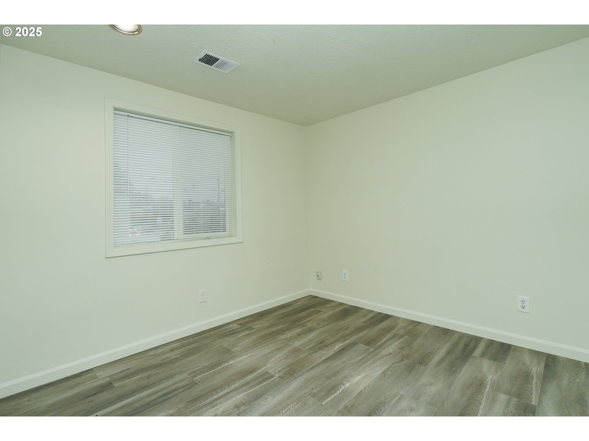 8224 Southeast Washington Street Portland, OR 97216 - Photo 11 of 16