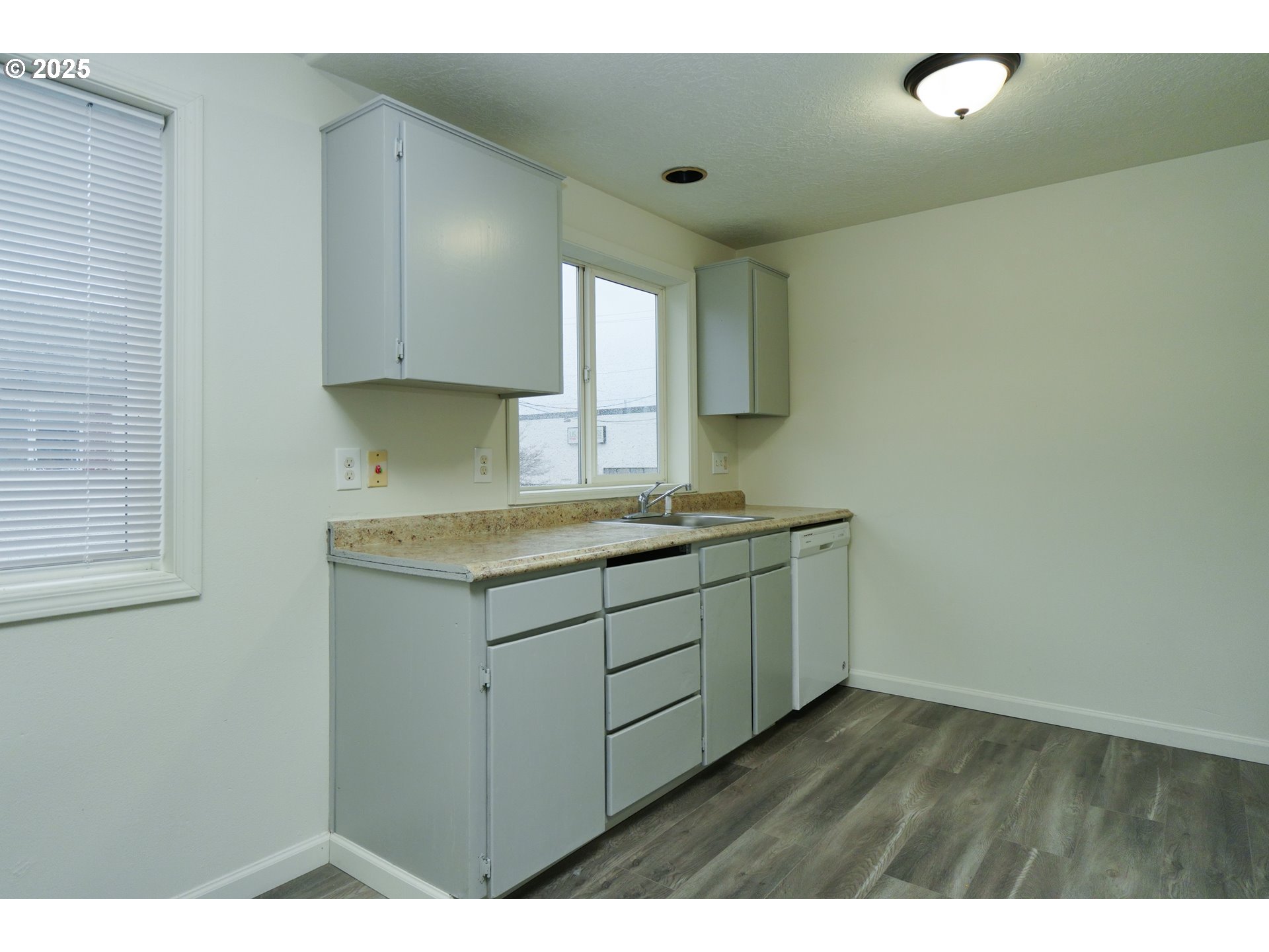 8224 Southeast Washington Street Portland, OR 97216 - Photo 5 of 16