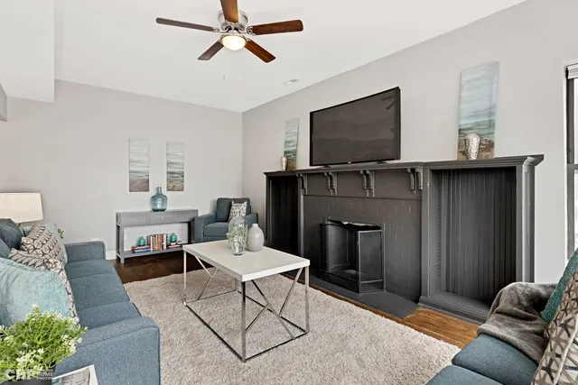 $2,250 | 416 East 44th Street, Unit 1, Chicago, IL 60653