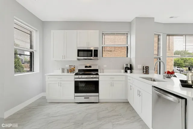 $2,250 | 416 East 44th Street, Unit 1, Chicago, IL 60653