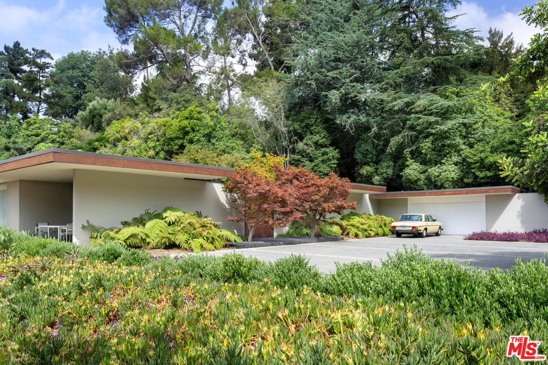 1160 Chateau Road Pasadena, CA 91105 - Photo 3 of 37