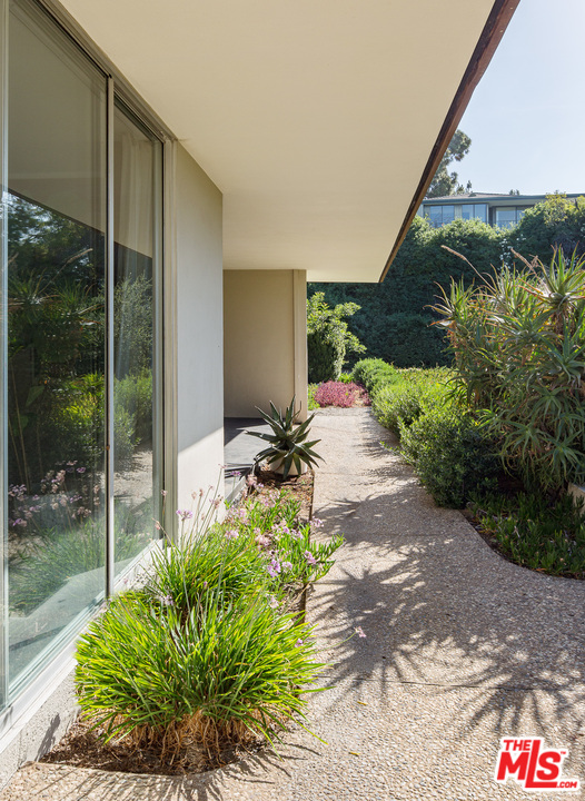 1160 Chateau Road Pasadena, CA 91105 - Photo 33 of 37