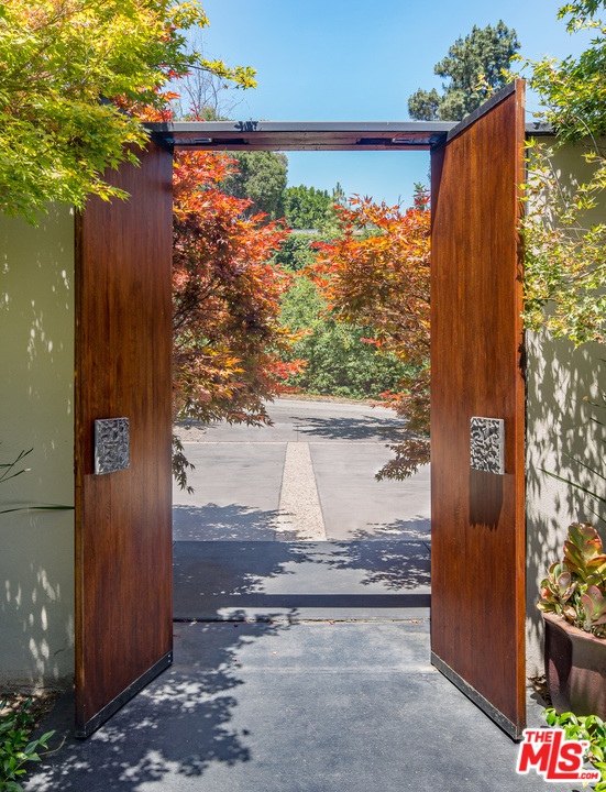 1160 Chateau Road Pasadena, CA 91105 - Photo 35 of 37