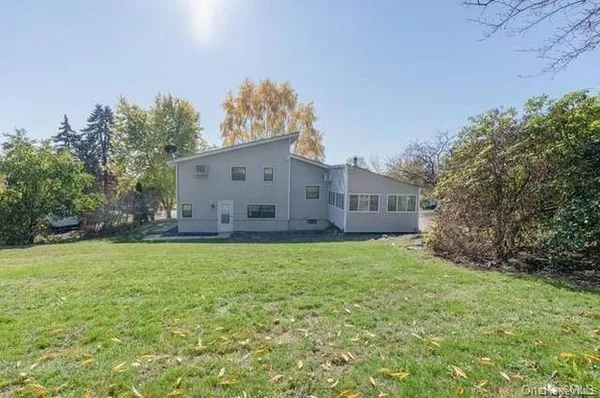 a view of a yard in front of a house