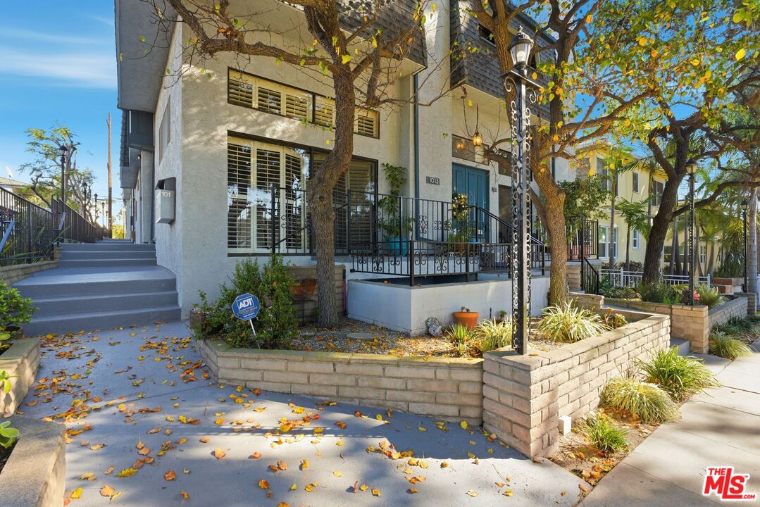 1013 16th Street, Unit 101 Santa Monica, CA 90403 - Photo 2 of 46 a view of a lobby with a garden