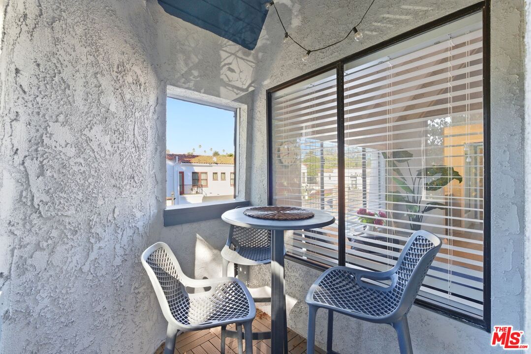 1013 16th Street, Unit 101 Santa Monica, CA 90403 - Photo 33 of 46 a balcony with chairs and table