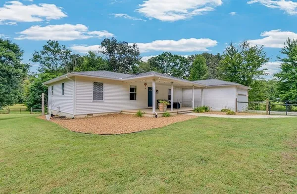 a view of a house with backyard and garden