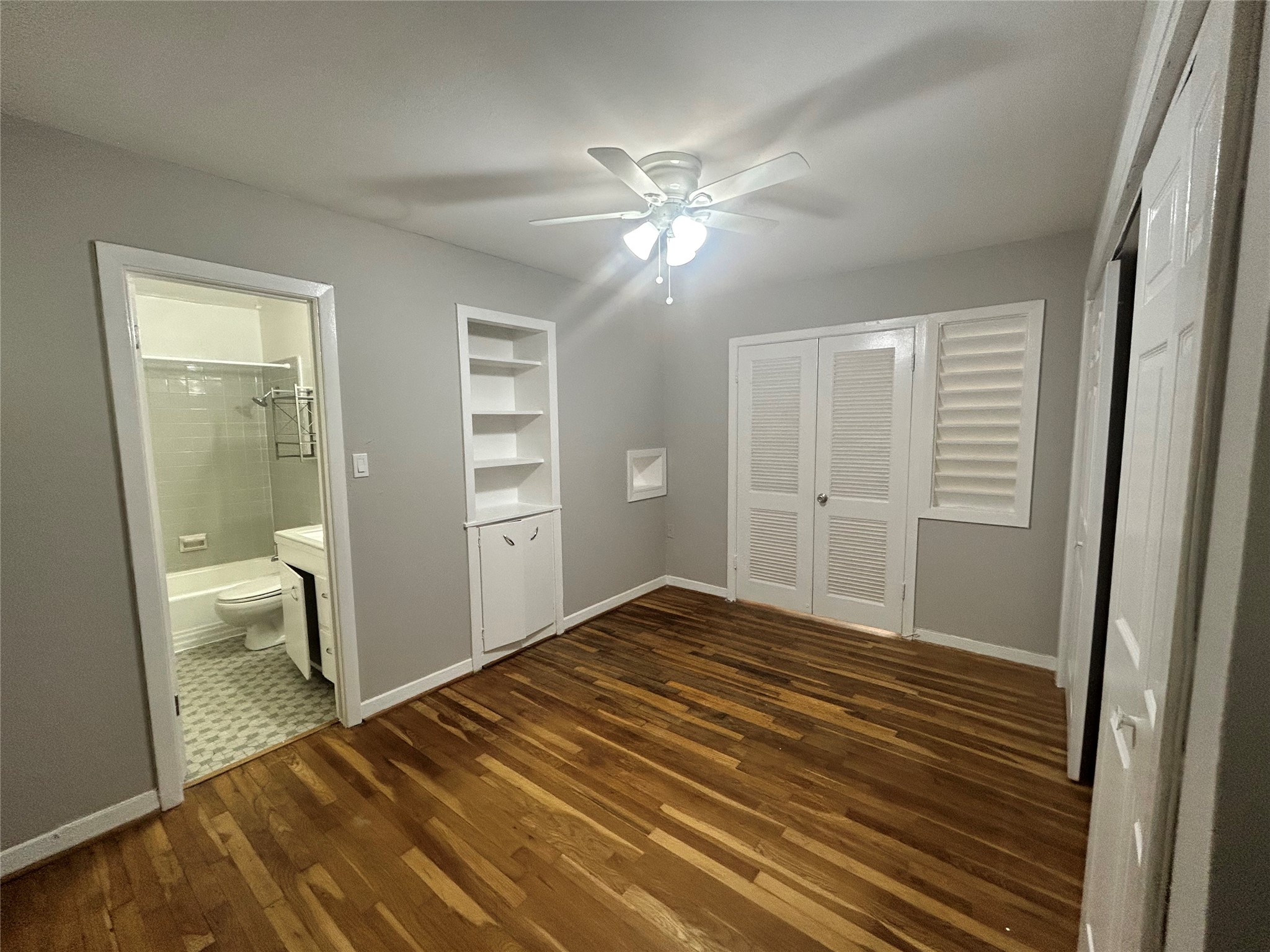 3520 Garrott Street, Unit 3 Houston, TX 77006 - Photo 6 of 12 a bedroom with a bed and a bathroom