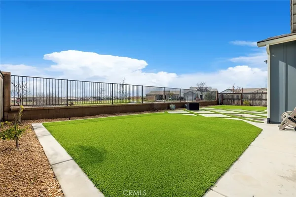 a view of a back yard