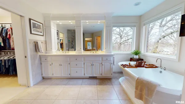 $679,900 | 10706 North Grand Oak Court, Peoria, IL 61615