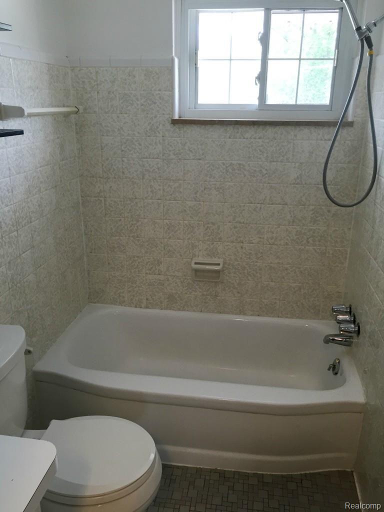 9725 Middlebelt Road Livonia, MI 48150 - Photo 12 of 22 Upstairs Bath