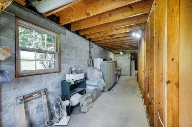 a view of a house with yard and porch