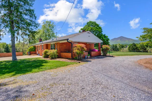 $719,800 | 1129 Croft Lane, Bedford, VA 24523