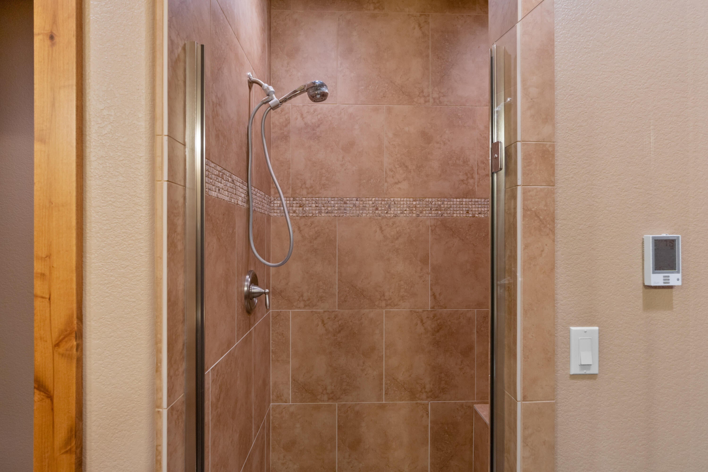 60430 Snap Shot Loop Bend, OR 97702 - Photo 25 of 54 60430 Snap Shot Lp_GuestSuite1-Bath2