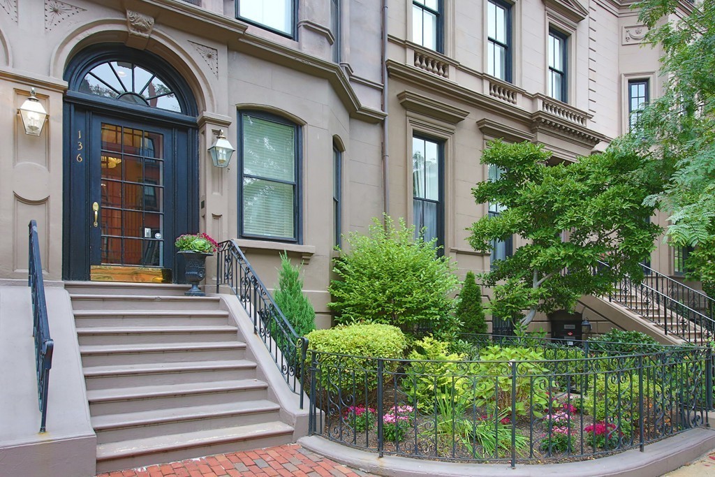 136 Beacon Street, Unit 7 Boston, MA 02116 - Photo 7 of 7 a front view of a house with a garden