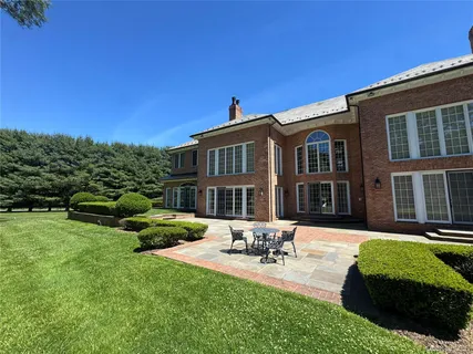 $5,700,000 | 195 Feeks Lane, Locust Valley, NY 11560