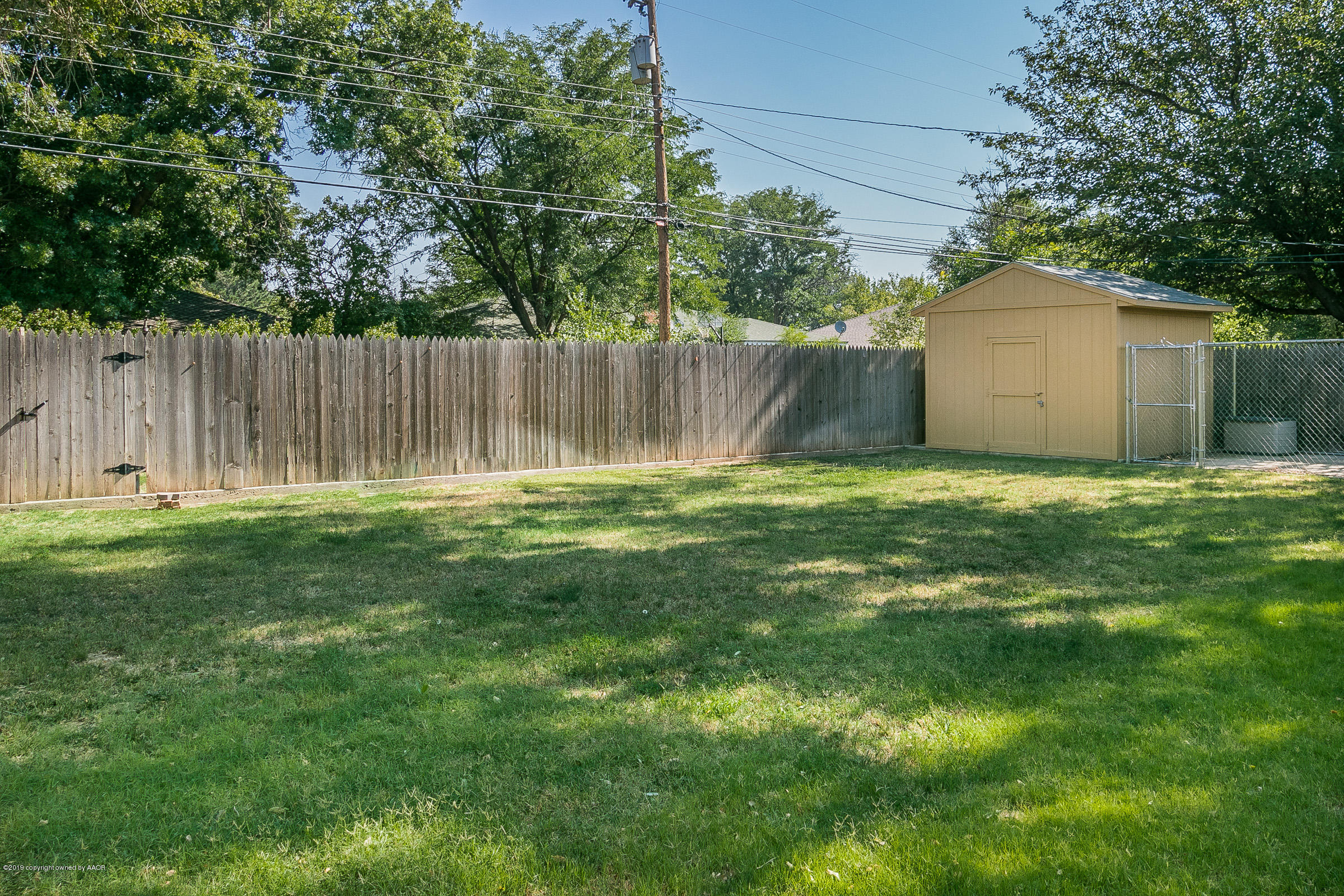 6016 Elmhurst Road Amarillo, TX 79106 - Photo 20 of 21 a view of a back yard of the house