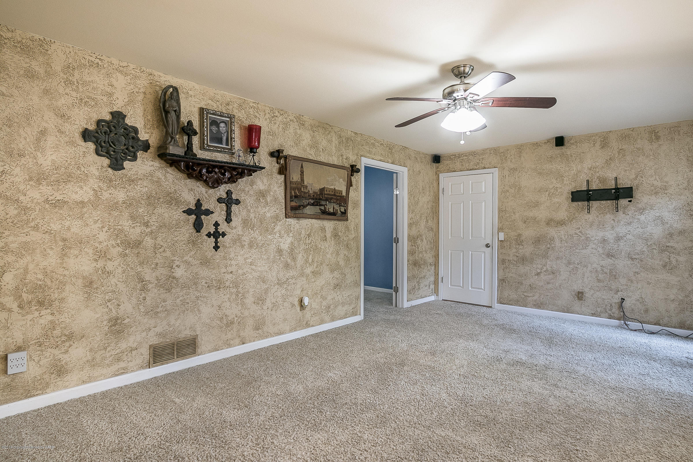 6016 Elmhurst Road Amarillo, TX 79106 - Photo 7 of 21 a view of a livingroom with a chandelier fan
