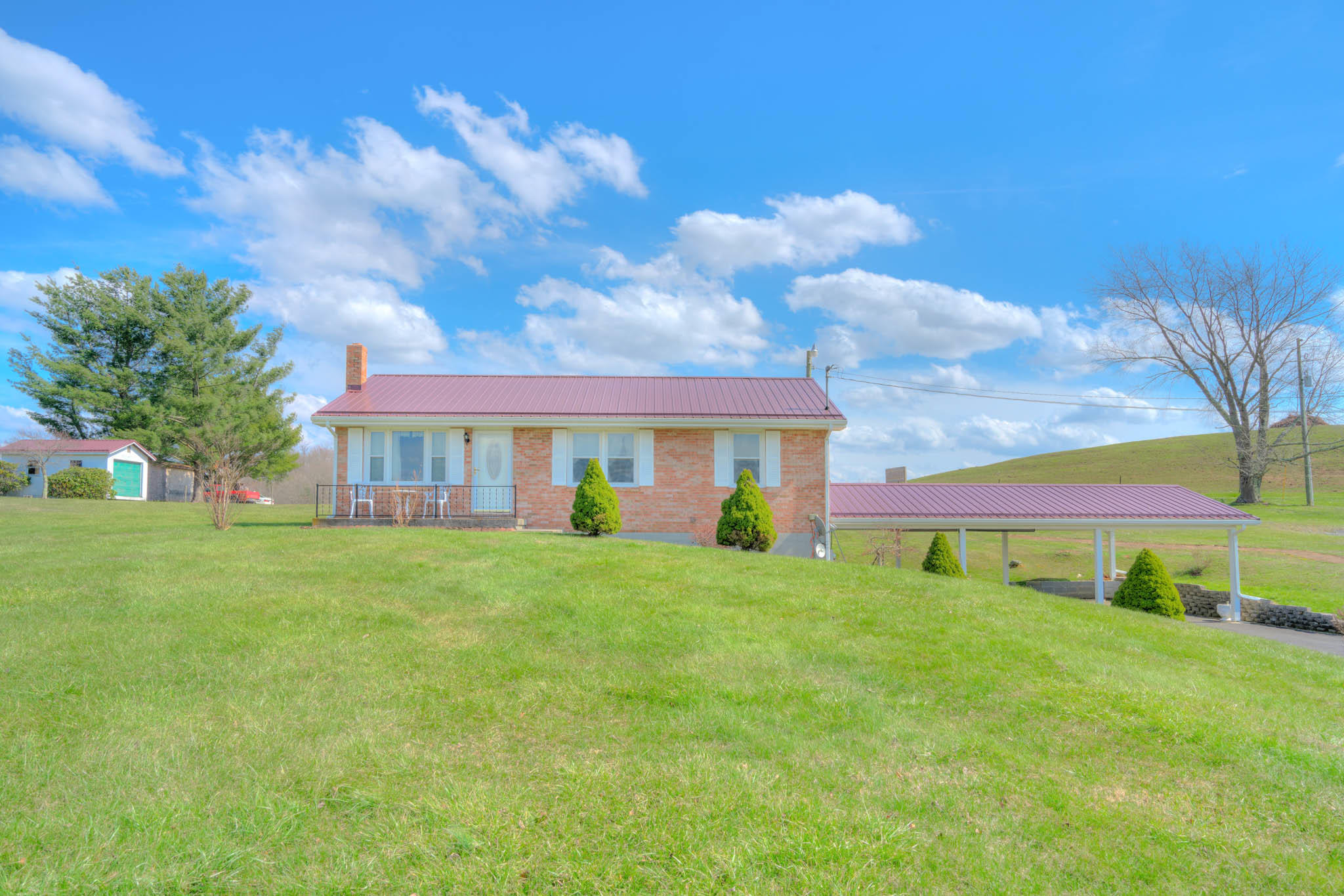 4964 Lizzie Gunn Road Pulaski, VA 24301 - Photo 4 of 31 a front view of a house with garden
